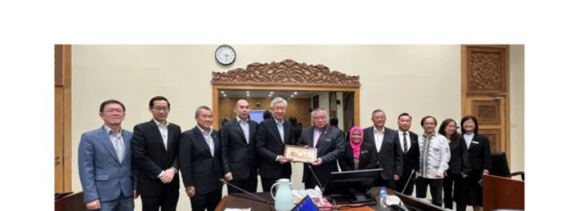 丹斯里卢成全（左5）赠送纪念品于拿督斯里张庆信（左6）。左起为李兴裕、孔令龙、陈镇明、吴逸平、沙拉雅、张昌国、李祥福、颜祖耀、符钰凌及浦文琼。