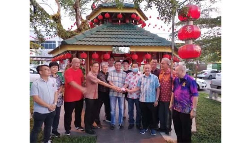 左3起为吴豪忠、薛华东、黄松熙、拿督黄良杰、黄张金发、本固鲁严安干等共同为宝光村六角亭主持迎春亮灯。