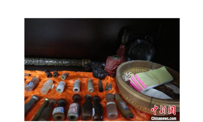 李怀珠收藏的烟具。