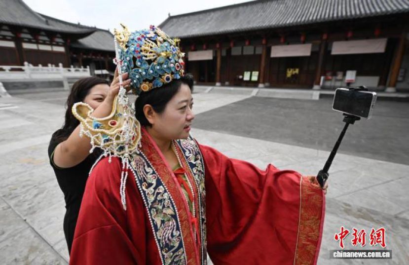 海外华文媒体代表在德寿宫身穿宋式服饰拍摄视频。