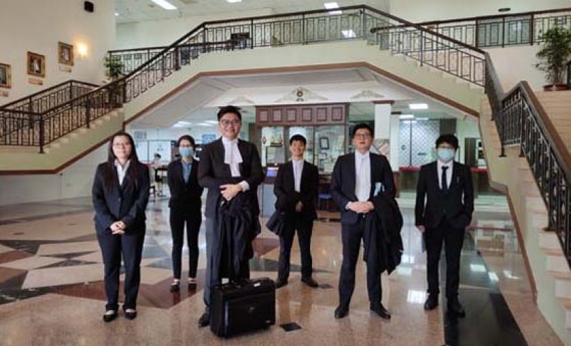 金玉华黄金投资者的律师团合影。