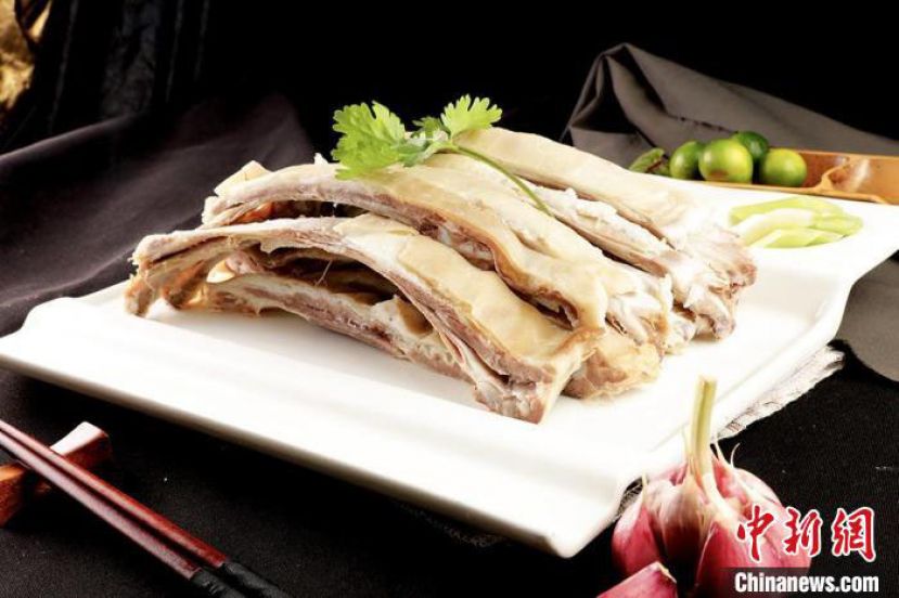 在甘肃临夏州东乡县拍摄的东乡手抓羊肉。