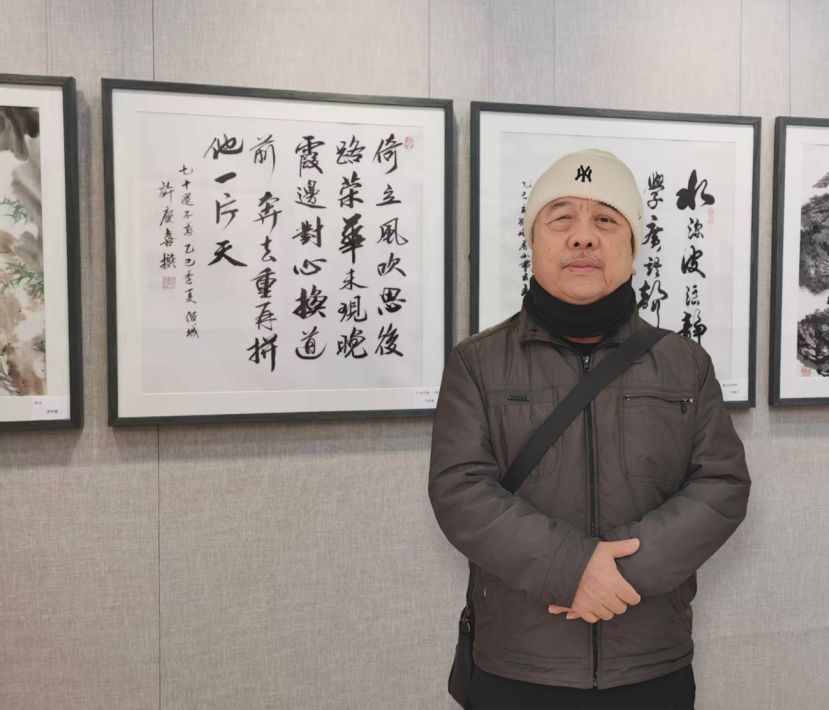 许庆喜与其作品七十还不惑入选2025年中国北京荣宝斋举行的&rdquo;月圆人寿&mdash;&mdash;2025荣宝斋中国银龄书画展&rdquo; 合照。