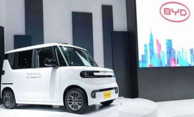 中国电动车巨头比亚迪在日本推出电动轻型车Racco。