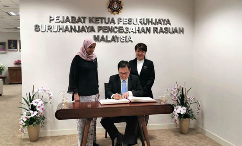 贸消部副部长张健仁（中）与杨薇讳（右）前往大马反贪委员会总部举报古晋河滨公园音乐喷泉工程，左为反贪委员会主席拉蒂花。