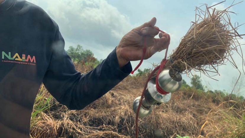 消拯官员在灾区起获用门锁与干草制造的火种。