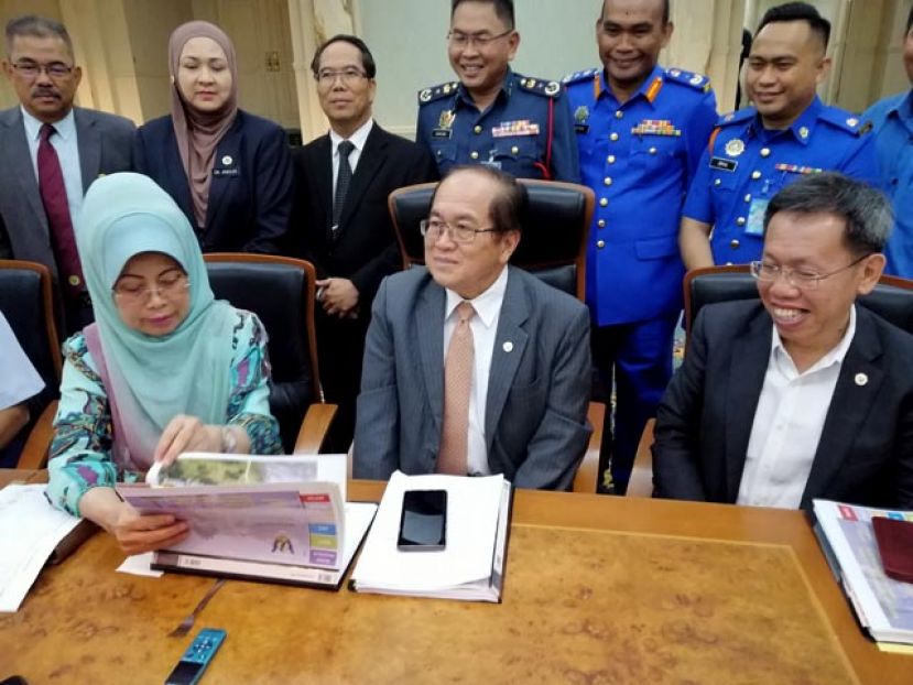 砂副首长拿督阿玛道格拉斯(中)主持砂灾难管理委员会会议新闻发布会，左为;砂福利、社会和谐、妇女、家庭与学前教育发展部长拿督斯里法蒂玛陈赛明和砂地方政府与房屋部长拿督沈桂贤(右)。