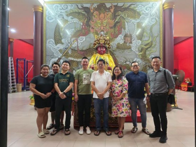 古晋毕打拿忠福宫广泽尊王庙主席许义华（右四）和值届炉主头家合影。