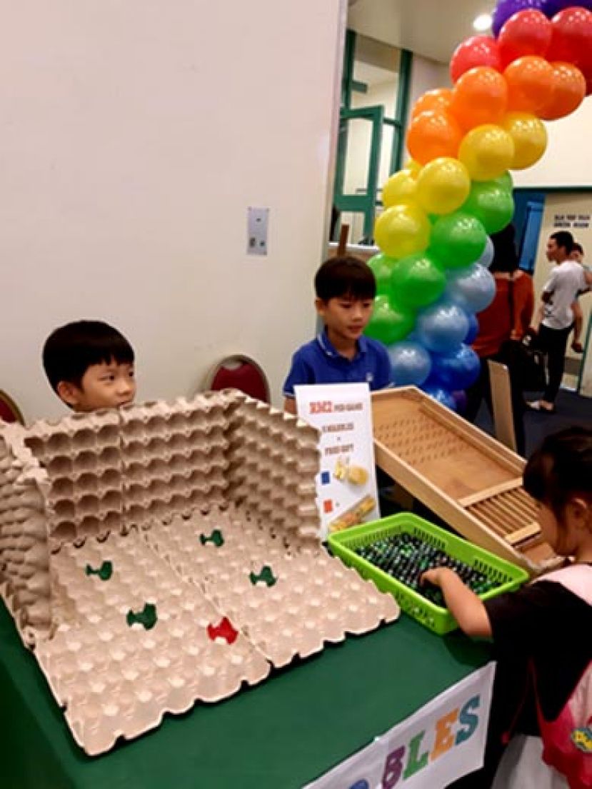 由孩子设计和经营的游戏摊位，绝对精彩好玩。