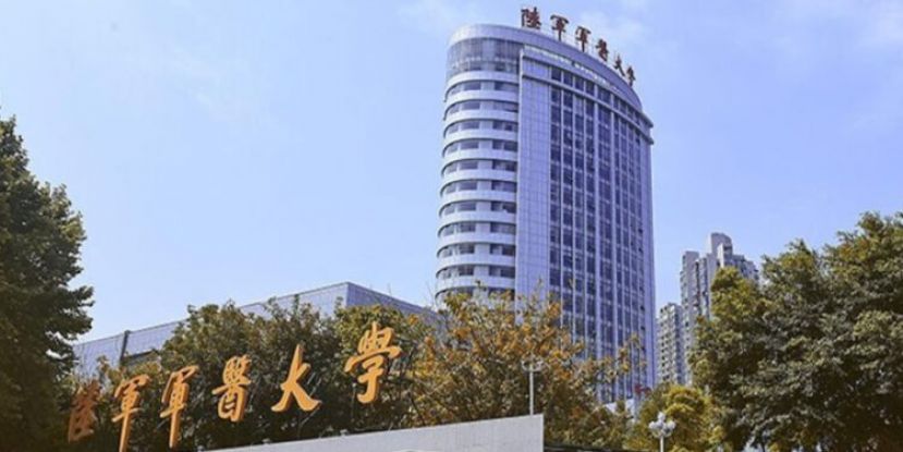 习近平：全面落实新时代军事教育方针，建设一流军医大学。