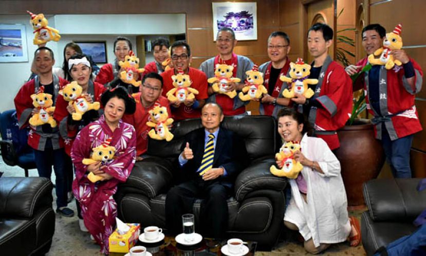 南市市长拿督曾长青（中）与日本三洲足助和太鼓访问团团员合照。