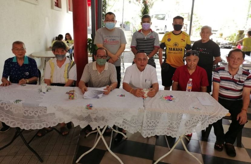 甲必丹林传政（前排右3）主持古晋老巴刹民众联谊会会员大会与部分出席理事合影。前排左起为沈云豹、王亚益、孙守生；右起为林顺理、冯裕邦；后排左起林宗利、张潮坤、吕世新、何健赞。