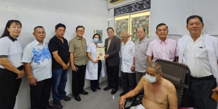 义诊筹委主席钟其每（左5）发感谢状予推介主宾天猛公拿督陈如飞。左起为黄慧芬、甲必丹林传政、许义华、薛华东；右起是陈中兴、刘旂华、黄国远、田明东。