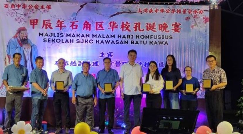 获得教师长期服务奖以及荣休校长和教师和主宾代表陈开（右5）时影。