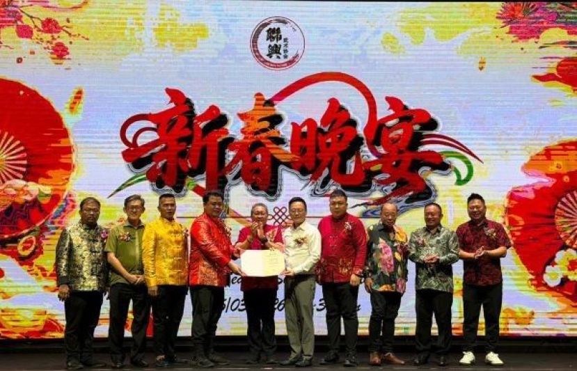 在古晋南市市长拿督黄鸿圣（左五）以及理事的见证下，联兴武术协会会长兼晚宴筹委会主席陈志财（左四）颁发法律顾问委任状予⁠砂人联党公共投诉局主任符祥威（右六）时摄。左起为联兴武术协会副会长兼武术龙狮发展主任杨子然、⁠古晋北市市政局行政委员兼砂人联党峇都林当支部主席薛华东以及联兴武术协会康乐主任梁福宝；右起为⁠古晋福建公会凤山寺管理委员会主任傅本龙、古晋福建公会秘书长甲必丹陈国璋、⁠古晋福建公会财政兼寺庙管理委员会主席吴祖姜以及⁠联兴武术协会永久名誉顾问王得宾。⁠