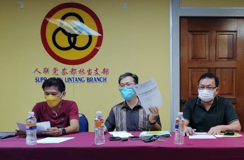 薛华东（中）主持人联党峇都林当支部新届执委会会议。左为秘书王运才；右是财政蔡明璋。