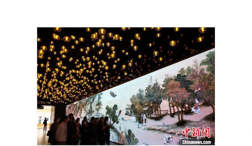 专业观众参观&ldquo;金陵图数字艺术展&rdquo;。