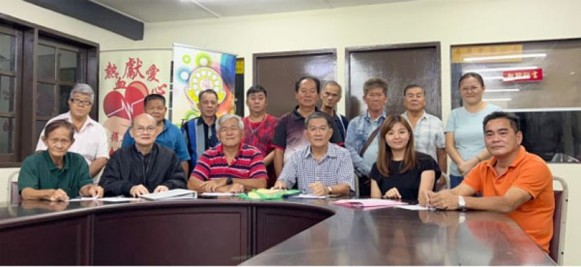 石角中华公会欢庆成立40周年晚宴筹委会阵容。前排右起：温承志、筹委主席赖施憓、大会主席林亚德、梁明强、本固鲁田胜芳、蔡高仁以及全体委员合影。