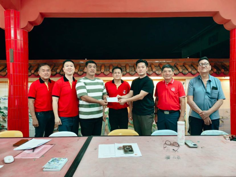 在东嶽观主席方文祥太平局绅(左四) 下，峇都吉当区议员罗克强的代表兼古晋东嶽观&ldquo;注生大帝千秋宝诞&rdquo;庆典 炉主李欲熙（右三）移交拨款给予该观理事郑汉雄(左三)。