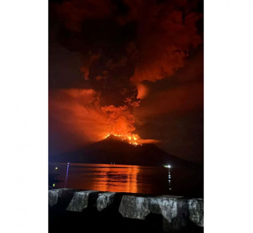 印尼火山连喷5次　恐引海啸逾万人撤离