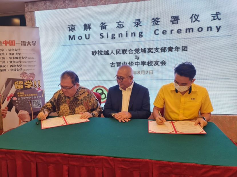 美里埔奕区立法议员兼美里市长俞小珊（中）见证古晋中中校友会会长拿督黄国辉（左）与人联党埔奕支部青年团团长许勋扬(右) 教育合作签署仪式。