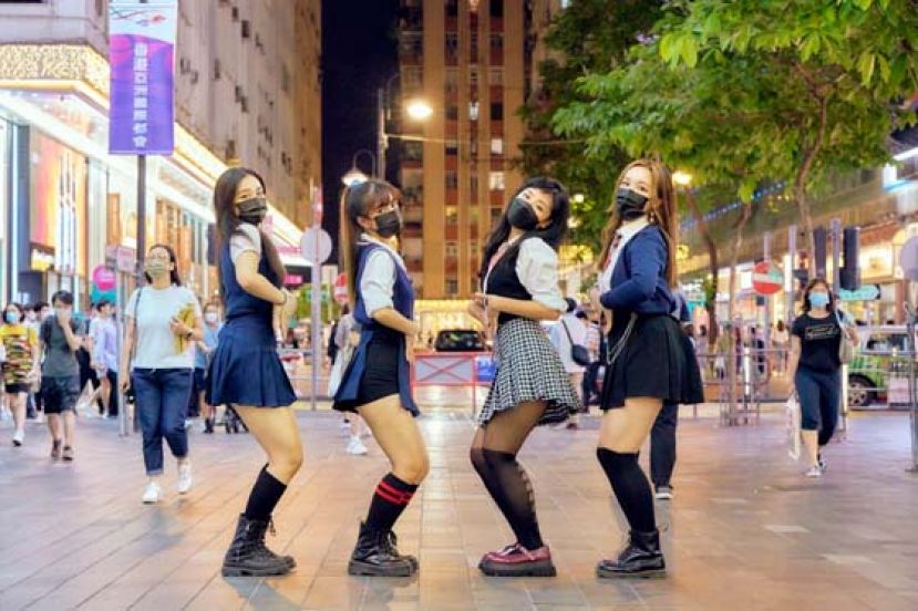 （左起：Kelly、Ashley、记者及San）四位港女在铜锣湾街头扮BLACKPINK跳《As if it's your last》舞步。