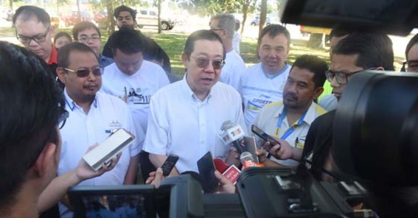 林冠英回答记者提问。