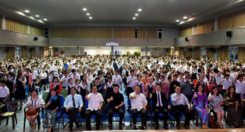 晋汉连省津贴华小董联会主办，古晋中华小学校董会协办的&ldquo;压力管理讲座会&rdquo;吸引1500名学生出席。