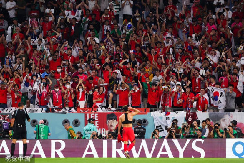 韩国粉丝为自家足球队喊叫加油的分贝数是全球最高的。