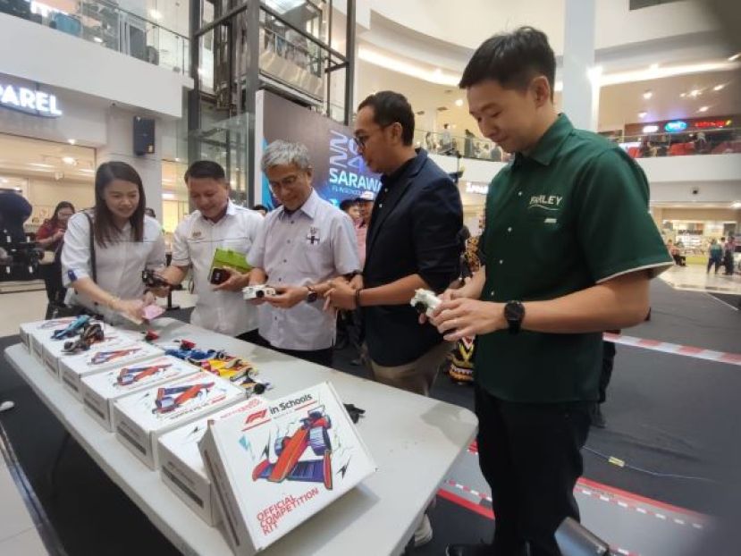 右起为华利董事、F1 in Schools 首席员默哈末丁、砂拉越教育、创新及才能发展部副部长拿督安华拉拜宜、朋尼逊国中校长阿比鸿以及学生发展部助理主任玛佐i琳麦哥。