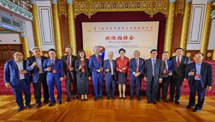 卢成全（左6）和戴良业（左3）应邀出席第十届世界华侨华人社团联谊大会，于欢迎招待会与一众大马华社领袖和国侨办主任陈旭（右6）合影。