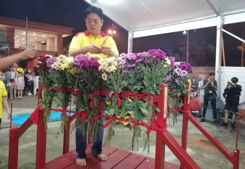 毕打拿忠福宫广泽尊王庙主席许义华步过&ldquo;平安桥&rdquo;祈福。