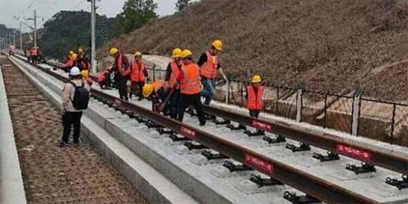 梅龙高铁全线铺轨今年通车，梅州到香港将省时一半。