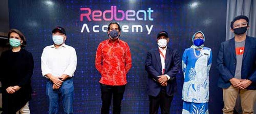 (左起第三）科技创新部长Tuan Khairy Jamaluddin Abu Bakar、（右起第二）科技创新部秘书长Datuk Ir. Dr.Siti Hamisah binti Tapsir、（左起第二）亚航集团执行主席拿督Kamarudin Meranun、（右起第三）亚航集团首席执行员丹斯里Tony Fernandes、（左）亚航集团AirAsia Digital总裁Aireen Omar及(右）谷歌马来西亚地区主管Marc Woo今日为Redbeat Academy主持开幕。
