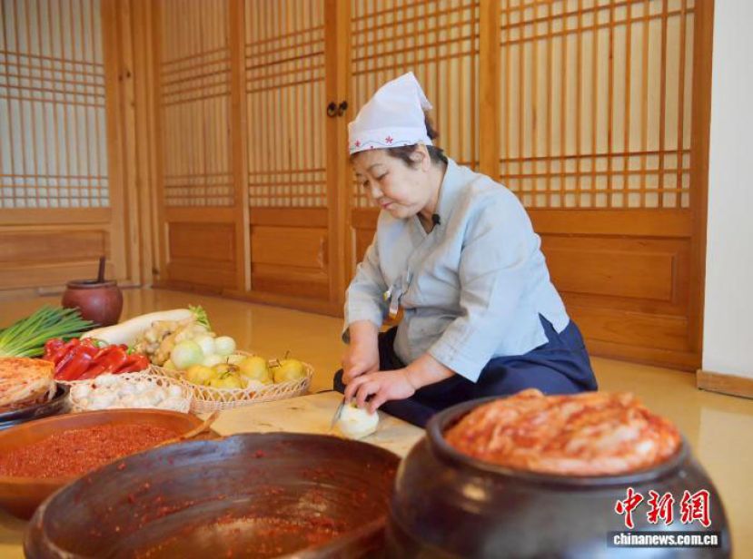 金松月在制作辣白菜。