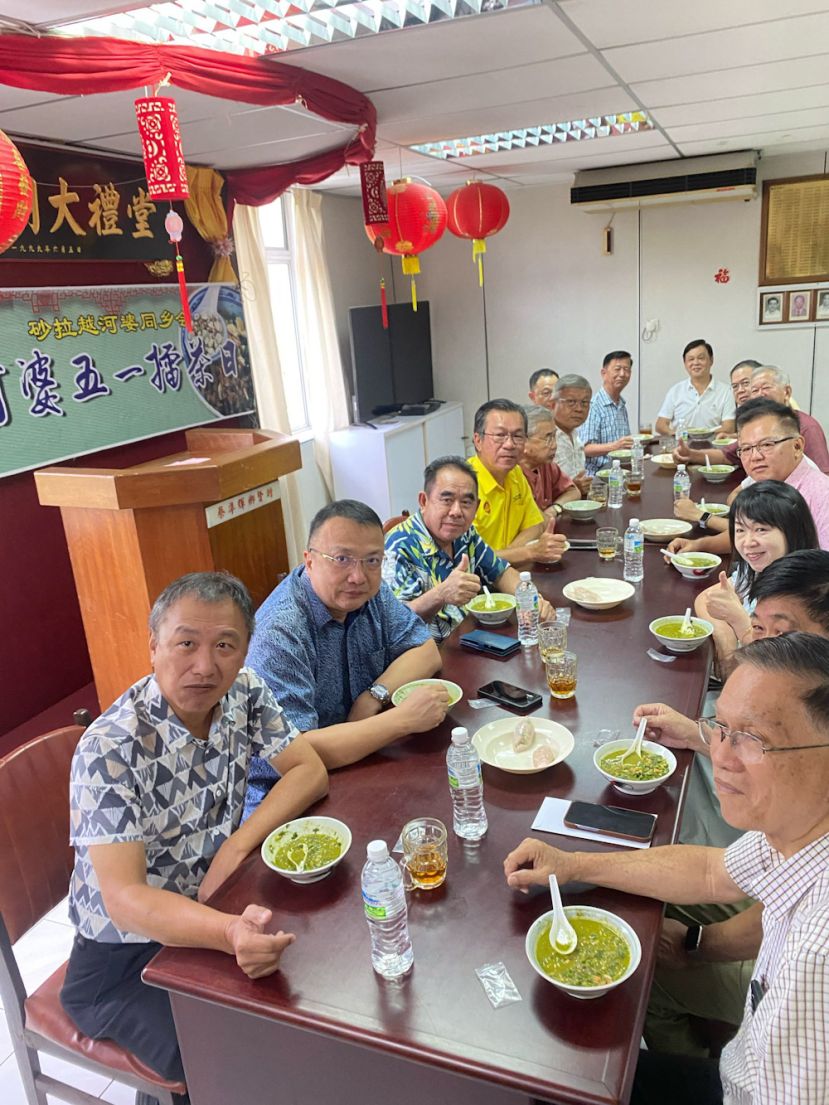 全体嘉宾欢聚一堂品尝擂茶。