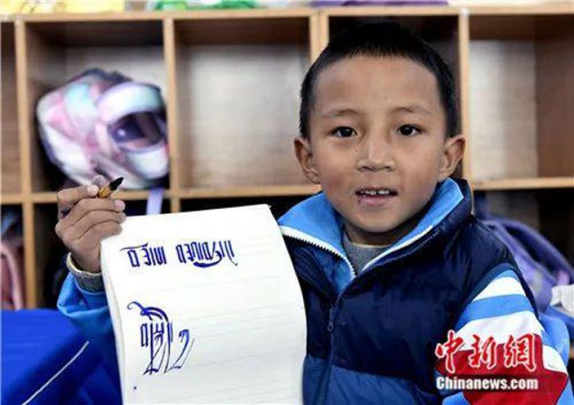 2023年3月，西藏拉萨市第一小学一年级六班学生吉美旺堆展示自己书写的藏文。