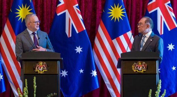 首相安华(右)与澳洲总理阿尔巴尼斯召开联合记者会。