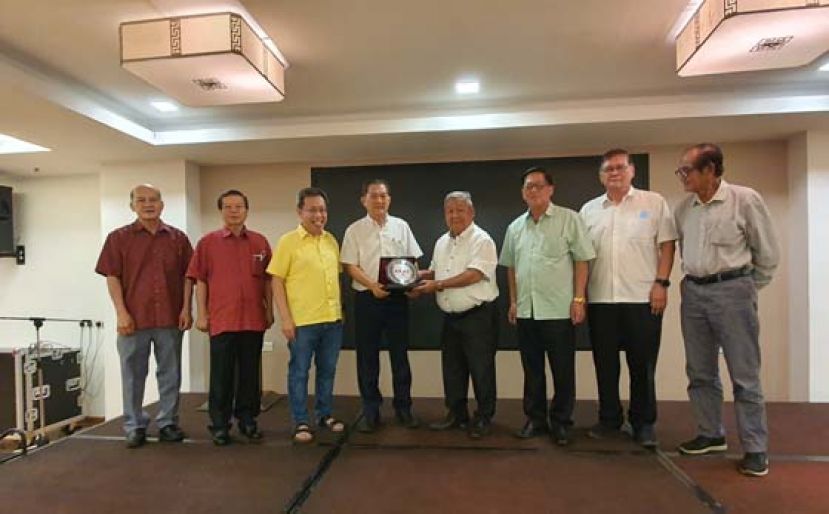 砂人联石角支部代主席林亚德（左四）赠送纪念品予前往主席本固鲁彭裕庆（左五），左起是本固鲁田胜芳，浓度叶金来、拿督斯里沈桂贤、天猛公陈如飞、拿督曾镇江及温金华。