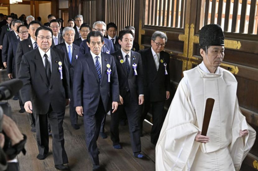 日本超党派议员联盟23日上午前往靖国神社参拜春季例大祭。