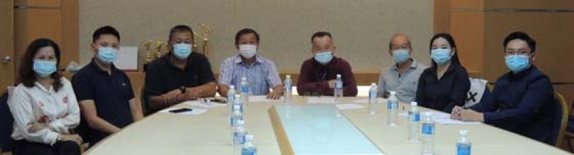 诗巫省华团时势组主任张文寿（左4）发布新闻。左5、3及1为副主任潘水华、执行顾问丁华谷及华团副秘书陈秀凤。