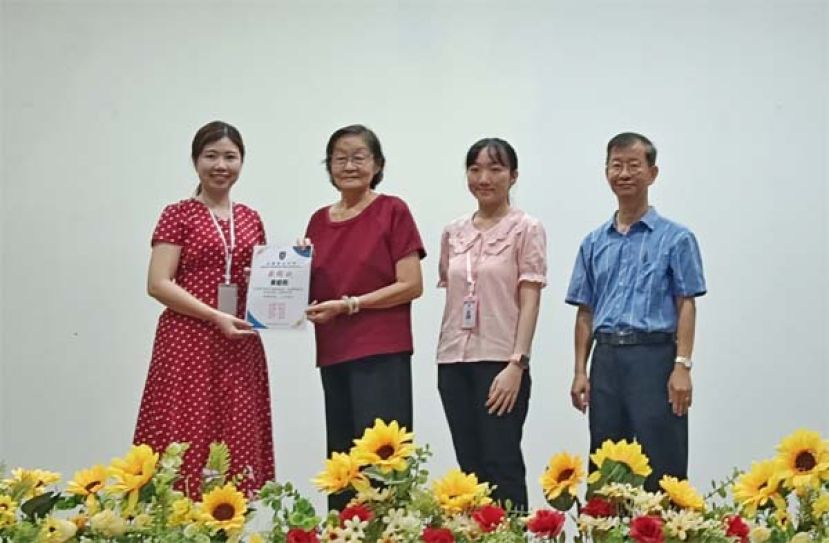 &nbsp;校长赖淑珍（左一）颁发感谢状予作家黄碧燕，右起：图书馆老师温诗怡、作家余应隆。