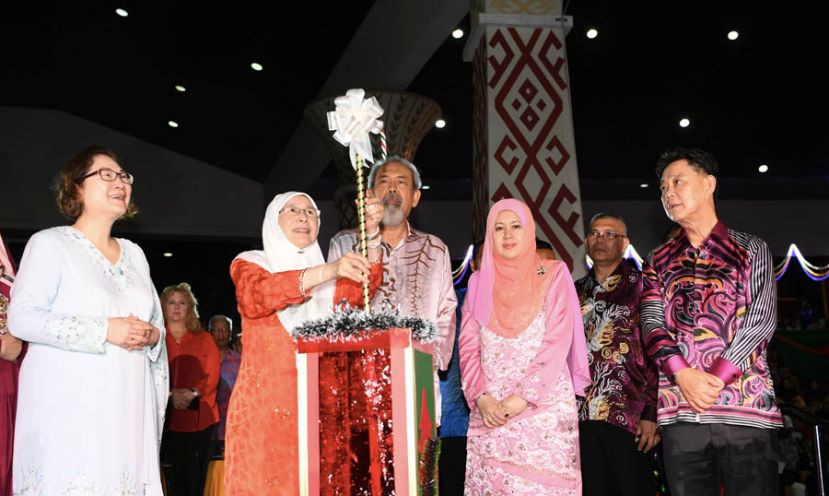 图示：副首相拿督斯里旺阿兹莎在亚庇独立广场为2018年圣诞节庆典主持开幕礼。