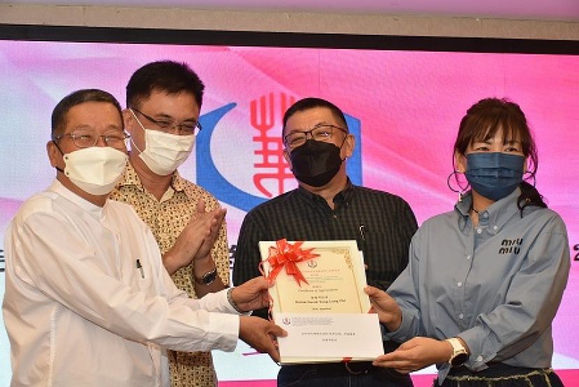 在拿督斯里沈桂贤的代表陈开（左二）与晋汉连省华总会长拿督黄良杰（右二）见证下，砂妇女领袖交流坊大会主席兼坊长张慧娇（右一）颁发感谢状予讲师之一的拿督邓伦奇（左一）。