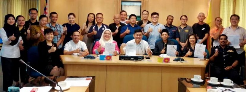 诗巫《倒数迎新年2020》筹备会合影。坐者左起活动副经理邓明敏丶活动经理阿都拉萨丶市议员再诺丶筹备会主席市议员陈庆典丶市议会署理主席布占再奴汀丶市议员刘锦凤等。