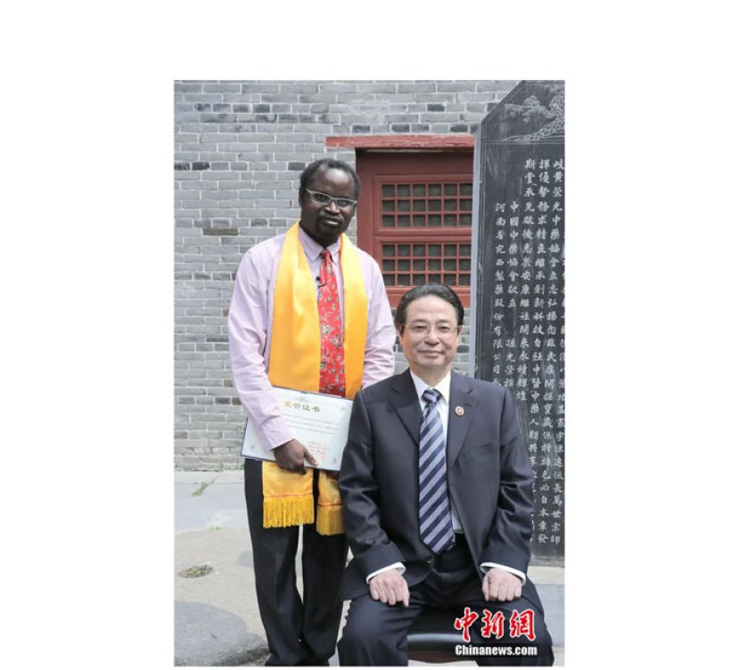 迪亚拉和他的老师──国医大师孙光荣合影。