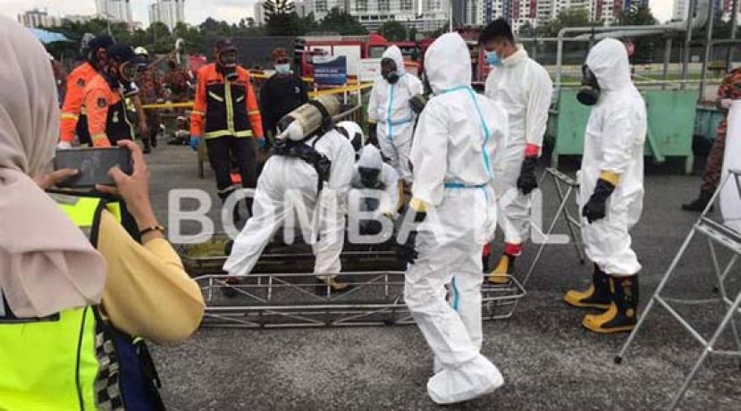 消拯员身穿安全装备，把死者遗体抬上来。