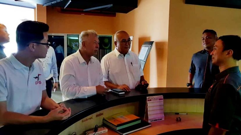 陈超耀(左2)向博物馆职员了解空调故障事项，其右是市长俞小珊。