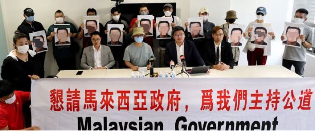 事主在律师团的陪同下，拉起布条，恳请大马政府主持公道。