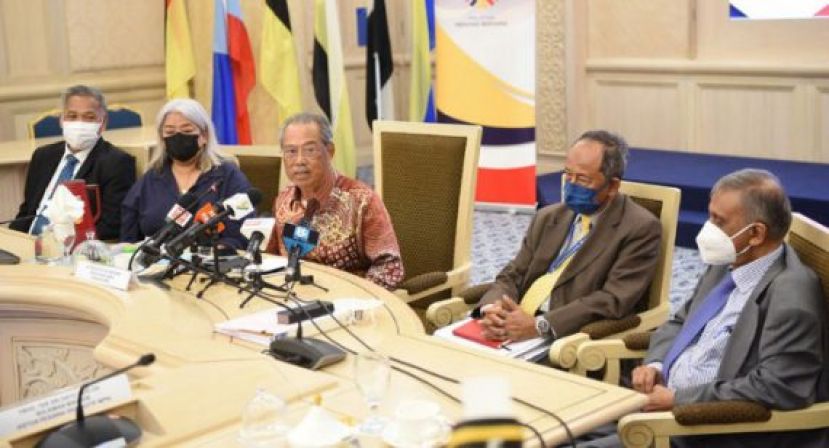 @ 慕尤丁（中）主持国复会会议后在记者会上表示，卫生部将决定是否继续在室内强制戴口罩。